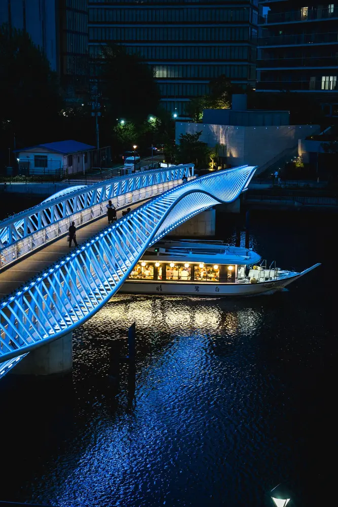 Dynamic lighting transforms a footbridge into a living landmark Dynamic lighting transforms a footbridge into a living landmark