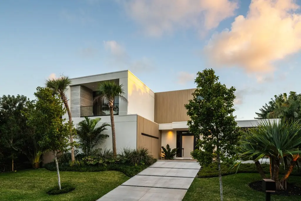 “Peek-a-boo” door merges architecture and engineering